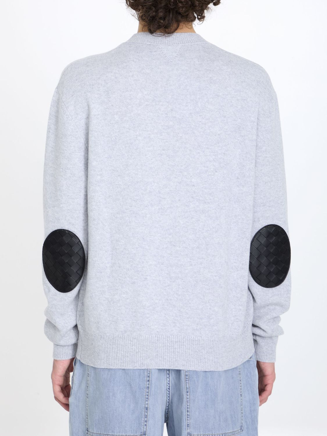 BOTTEGA VENETA Men's Cashmere Crewneck Jumper in Grey with Leather Patches and Intricate Elbow Design